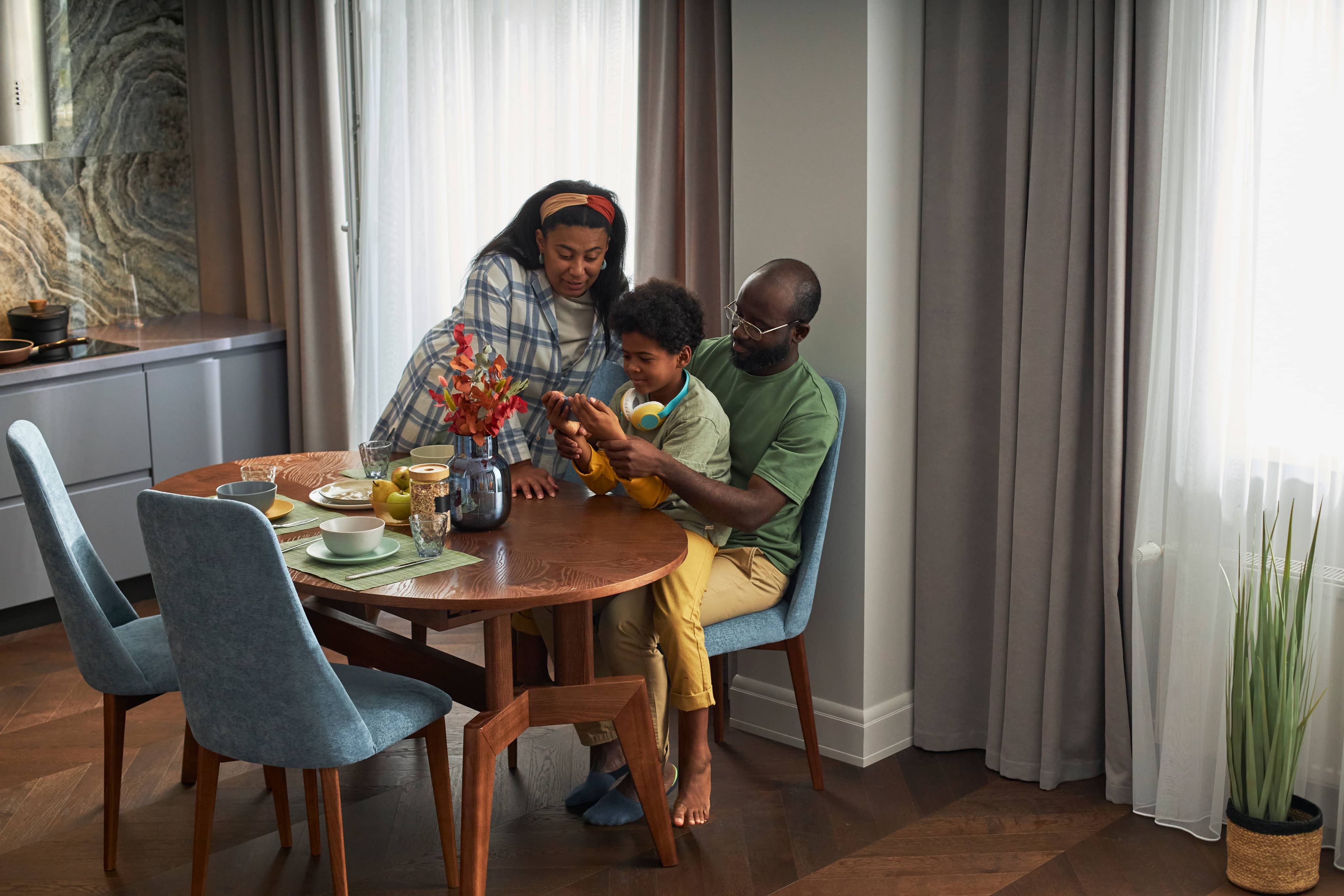 Une personne estime un bien sur son téléphone